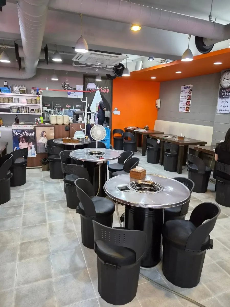 Spacious interior of Jjigaen Jjukkumi Yongmun Market Branch