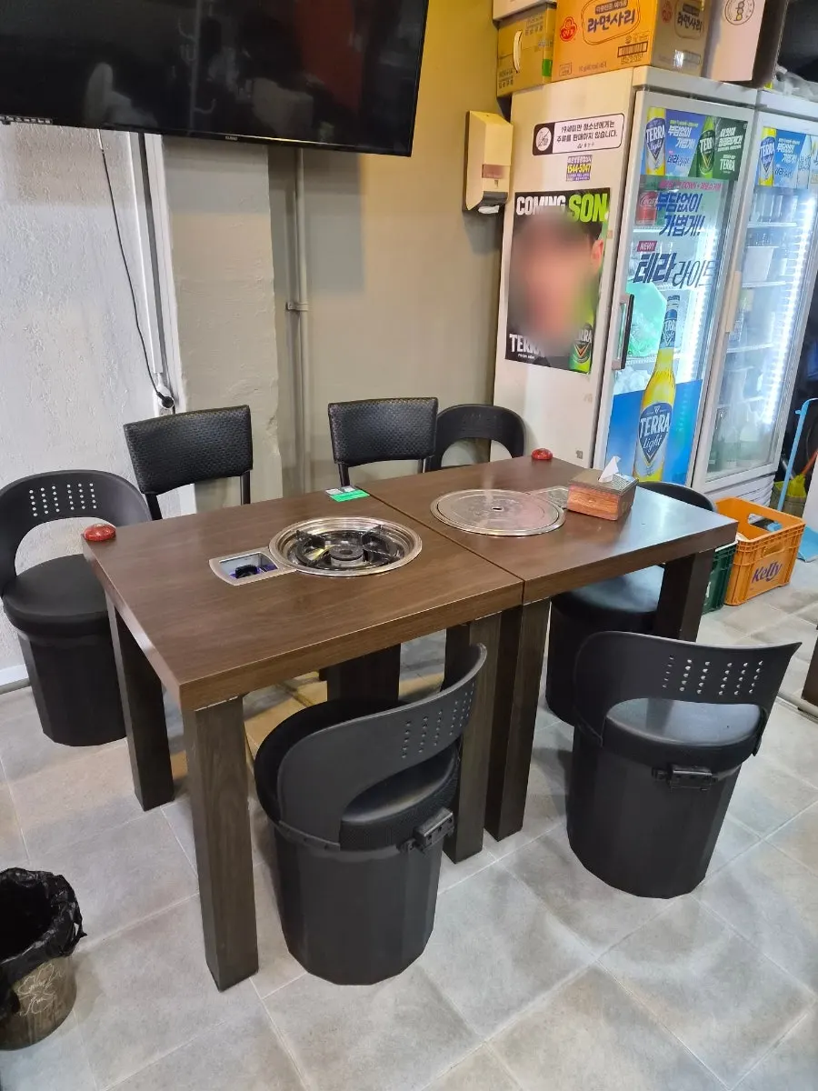 Square tables arranged in the seating area