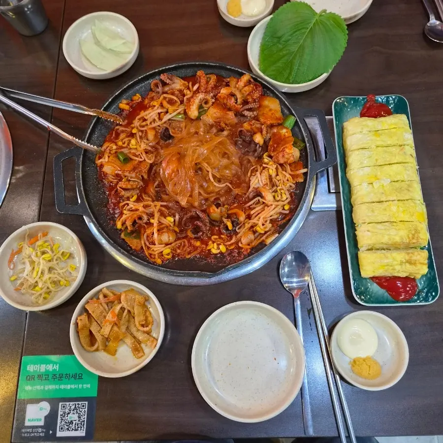 Table set with the ordered dishes