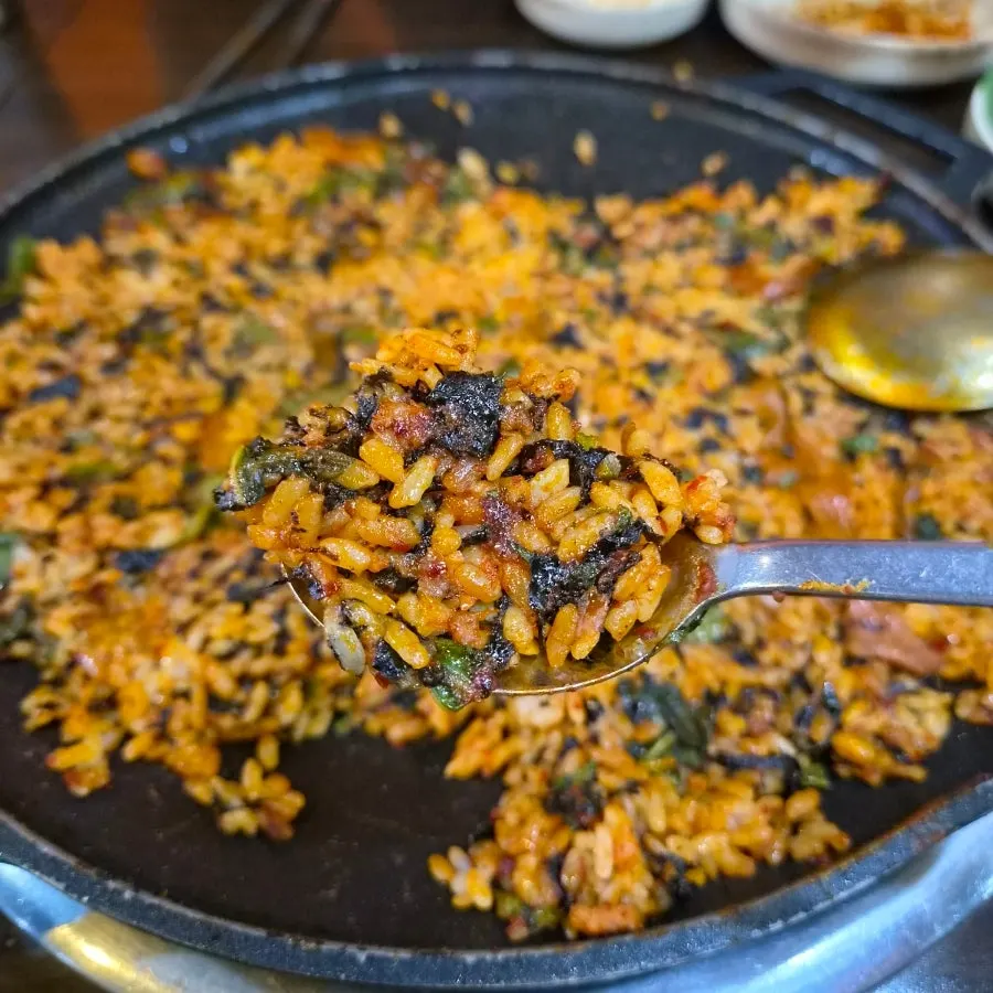 Octopus sauce fried rice topped with seaweed flakes