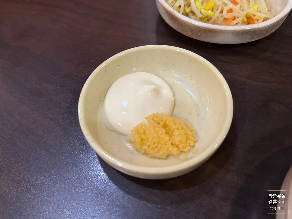 주문 후 세팅된 기본 반찬 상차림