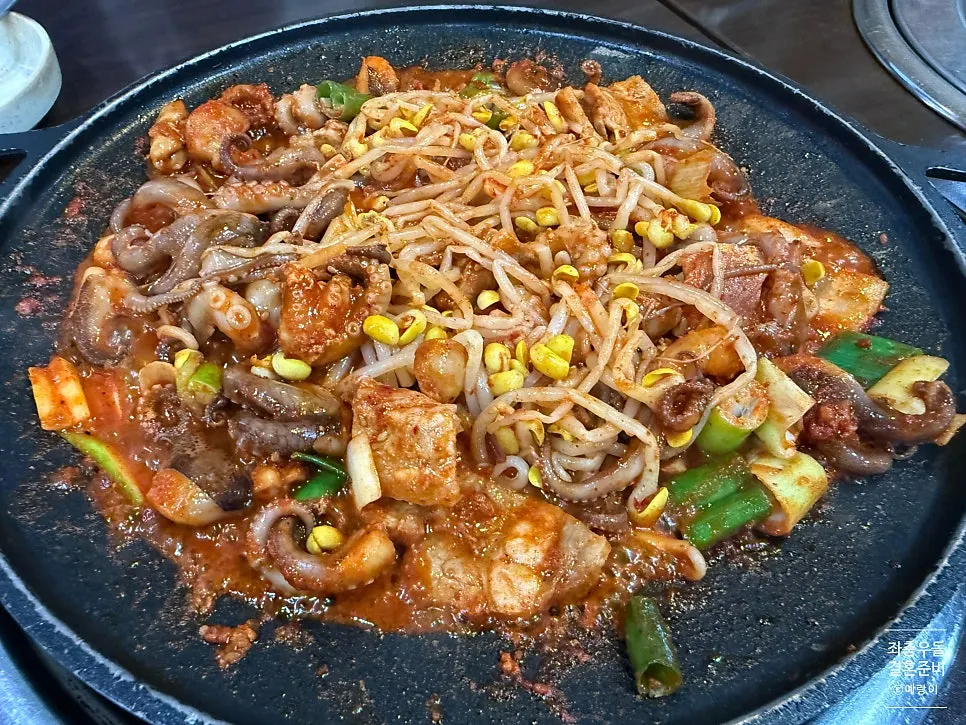 콩나물과 대파가 올라간 쭈꾸미 철판 클로즈업