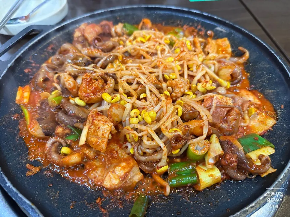 불을 켜고 익히기 시작한 쭈꾸미삼겹살 철판