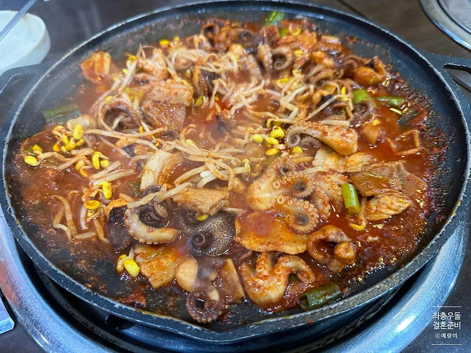 양념이 익어가는 쭈꾸미삼겹살 철판