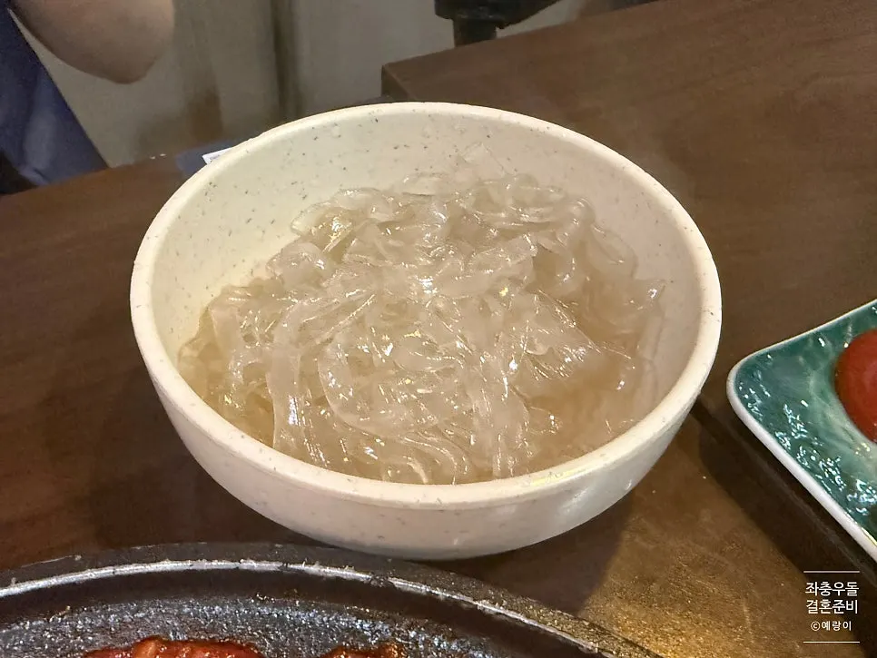 삶아져 나온 당면사리 추가 접시