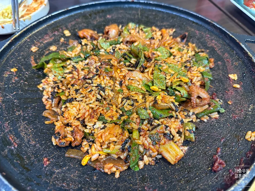 남은 양념에 김가루와 깻잎 넣어 볶은 볶음밥