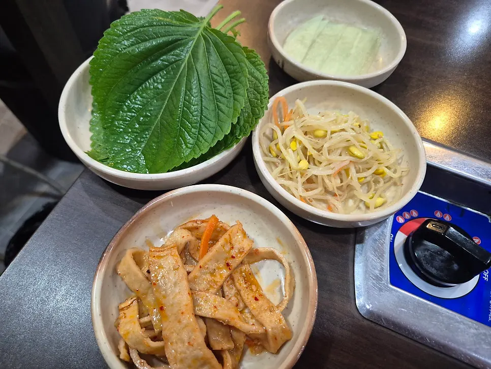쭈꾸미삼겹살 2인분과 날치알주먹밥 주문 상차림