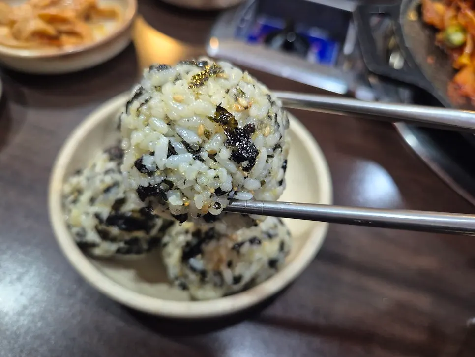 당면사리를 넣고 볶은 쭈꾸미삼겹살 철판