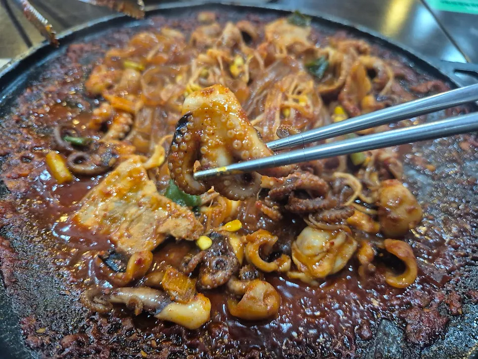 사장님이 모양을 잡아 내준 날치알주먹밥