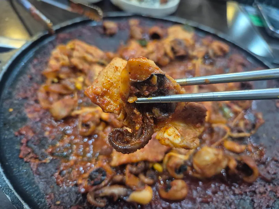 살이 통통한 양념 쭈꾸미 한 점