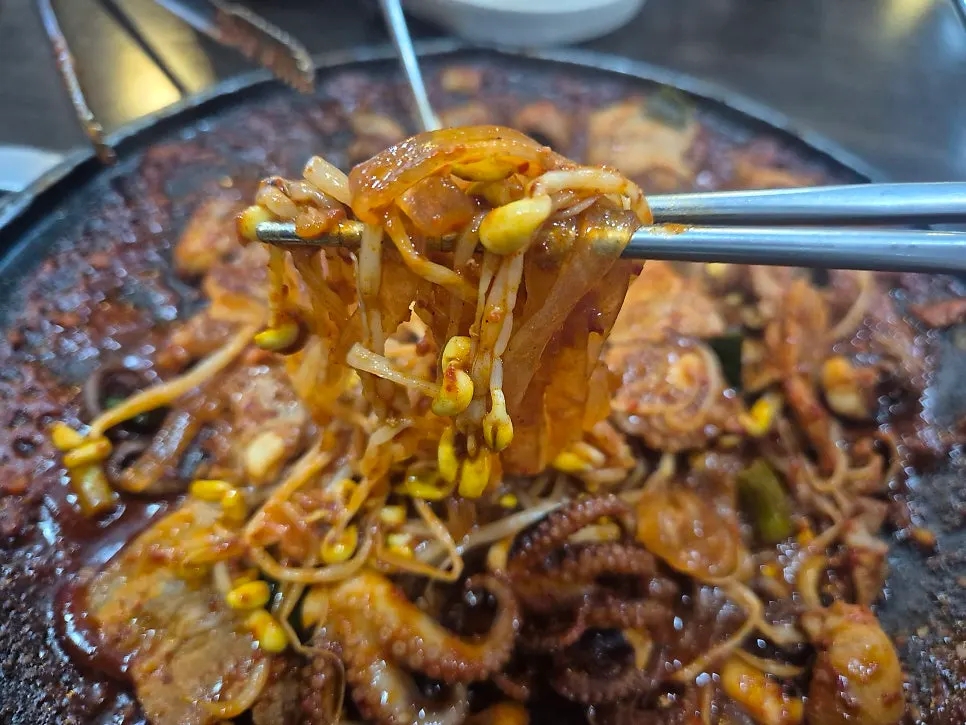 쭈꾸미와 함께 집어든 삼겹살 한 점