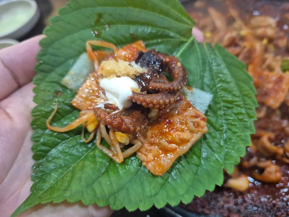 깻잎에 쭈꾸미와 날치알을 올린 쌈