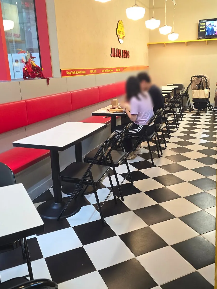 뉴욕 감성의 질할브로스 상암점 매장 안쪽