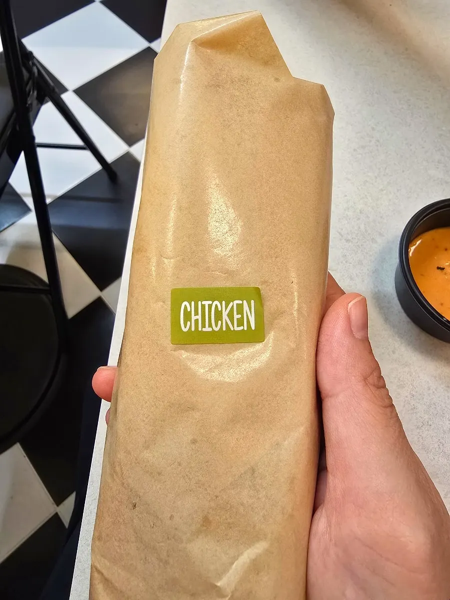 또띠아에 돌돌 말린 치킨 케밥