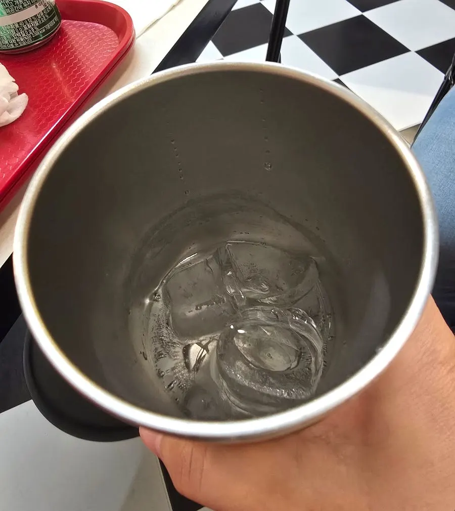 식사 마무리로 마신 탄산 음료