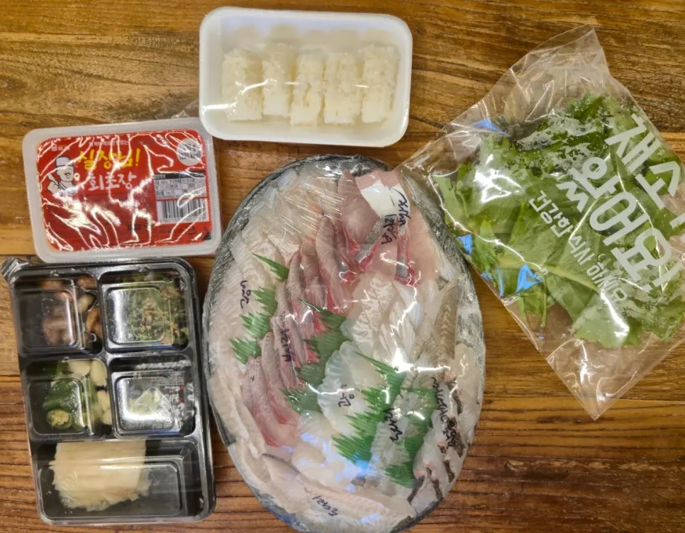 Takeout box with flounder and red seabream sashimi