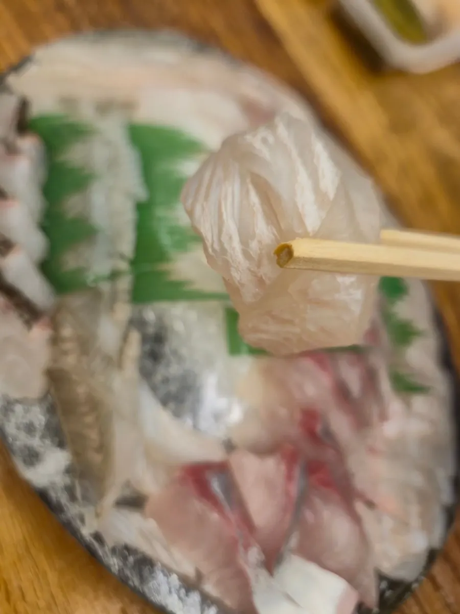 Live fish sashimi sliced to a good chewing thickness