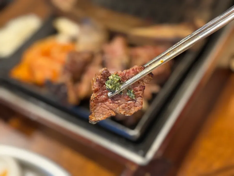 두툼한 양념 우대갈비 단면