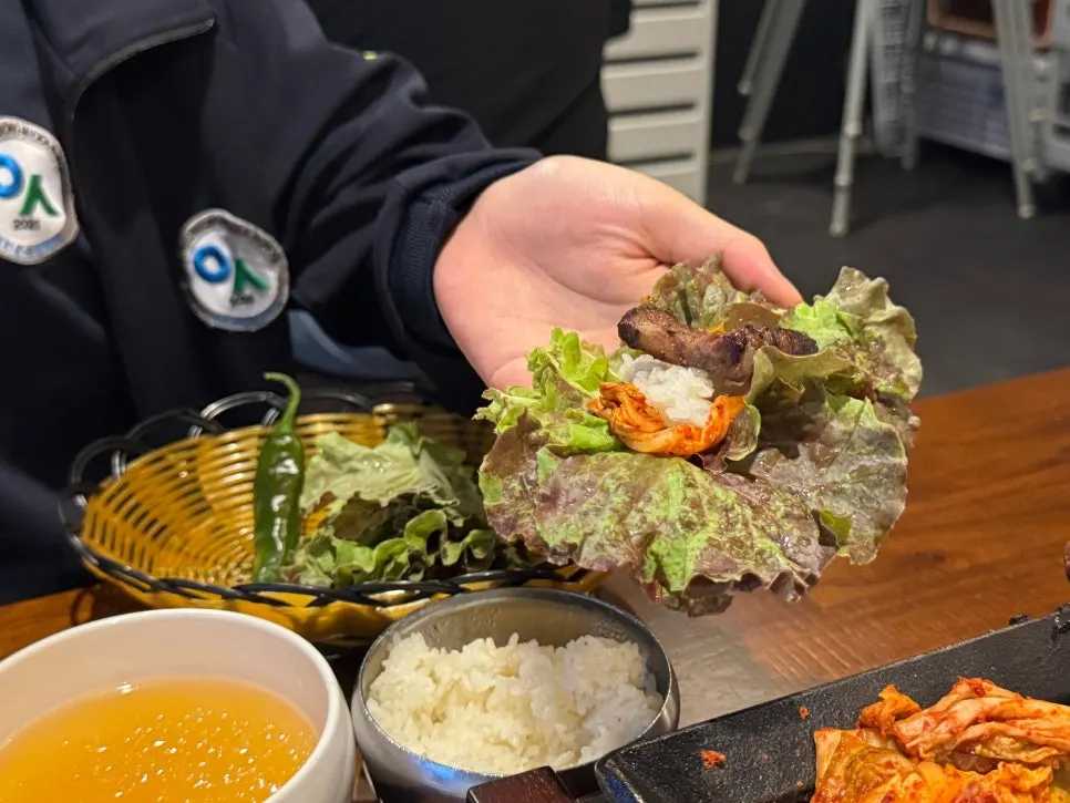 흑임자소금과 페스토 소스 접시