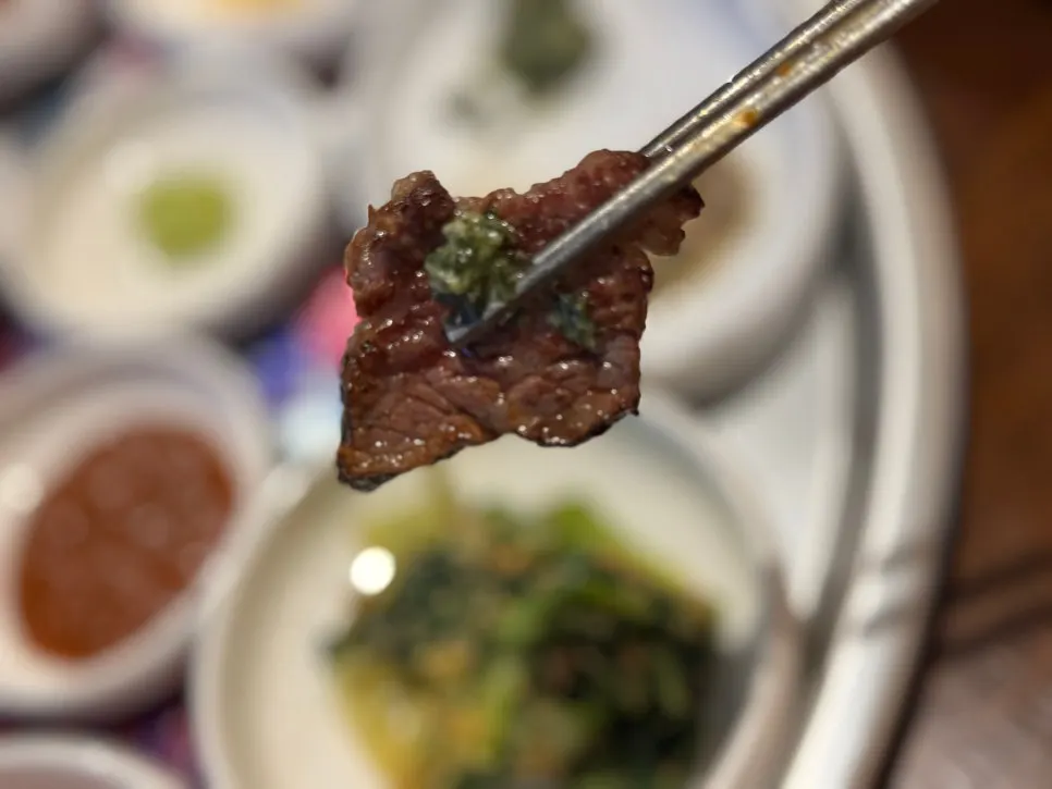 씨간장 육장소스에 찍은 우대갈비