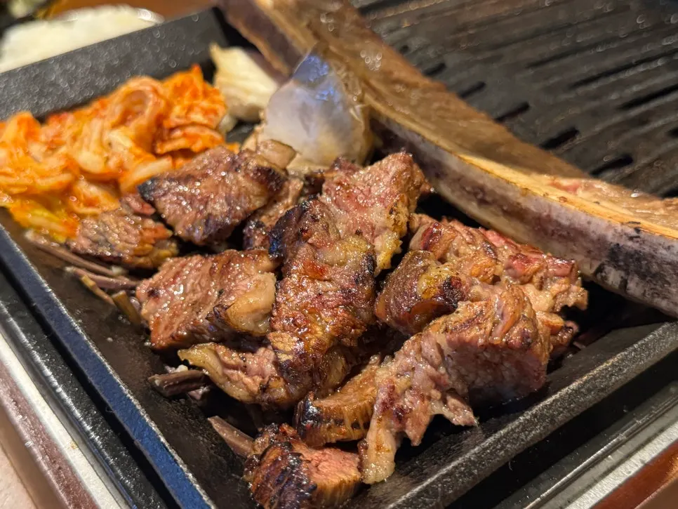 소스를 곁들인 양념 우대갈비 한 점
