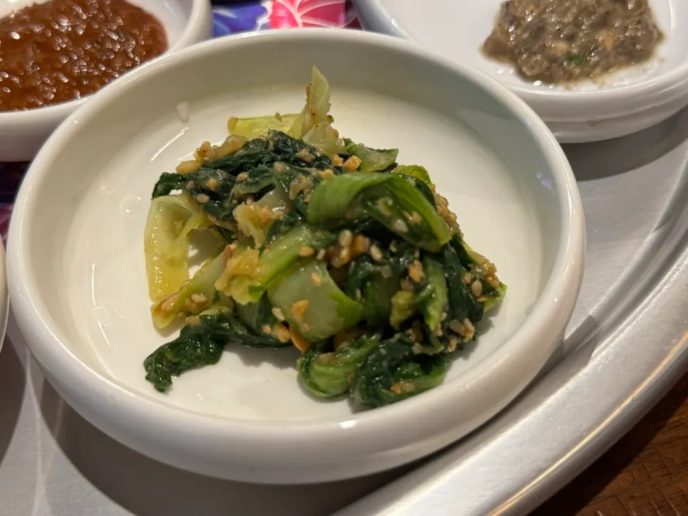 비빔냉면 위에 올린 우대갈비