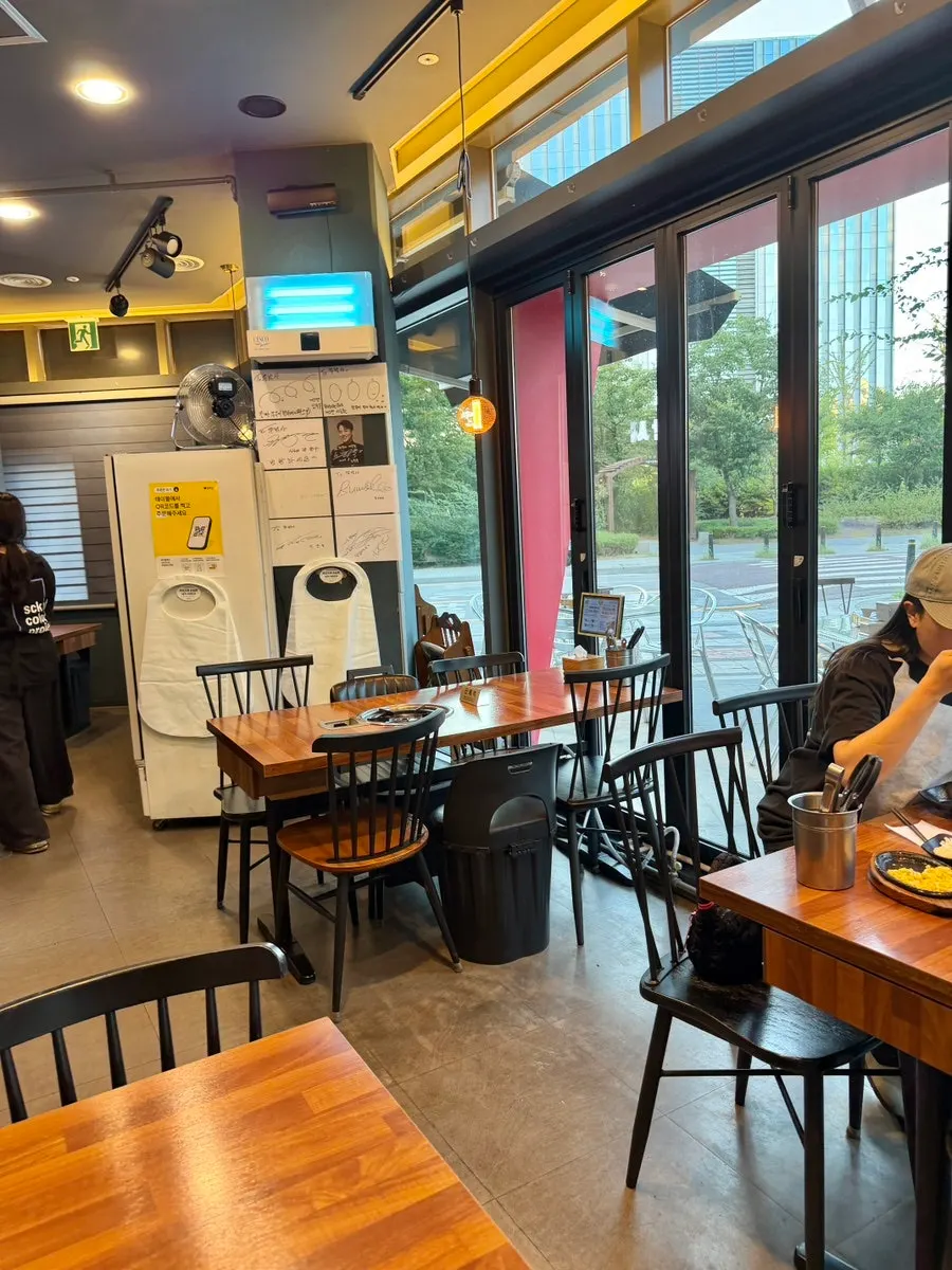 Inside Jju Baksa Magok Branch on a weekday evening