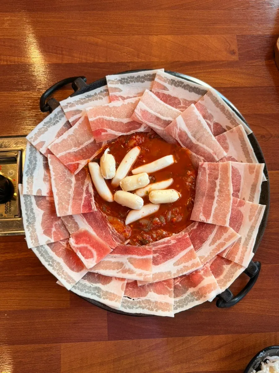 철판 테두리를 두른 삼겹살과 중앙의 쭈꾸미