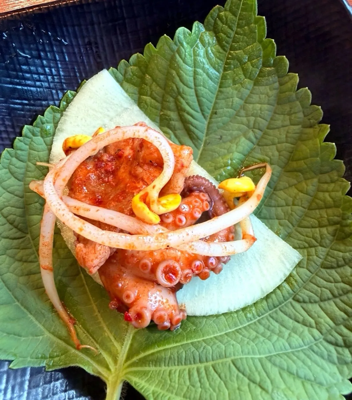 깻잎과 쌈 무에 쭈꾸미와 삼겹살을 올린 쌈