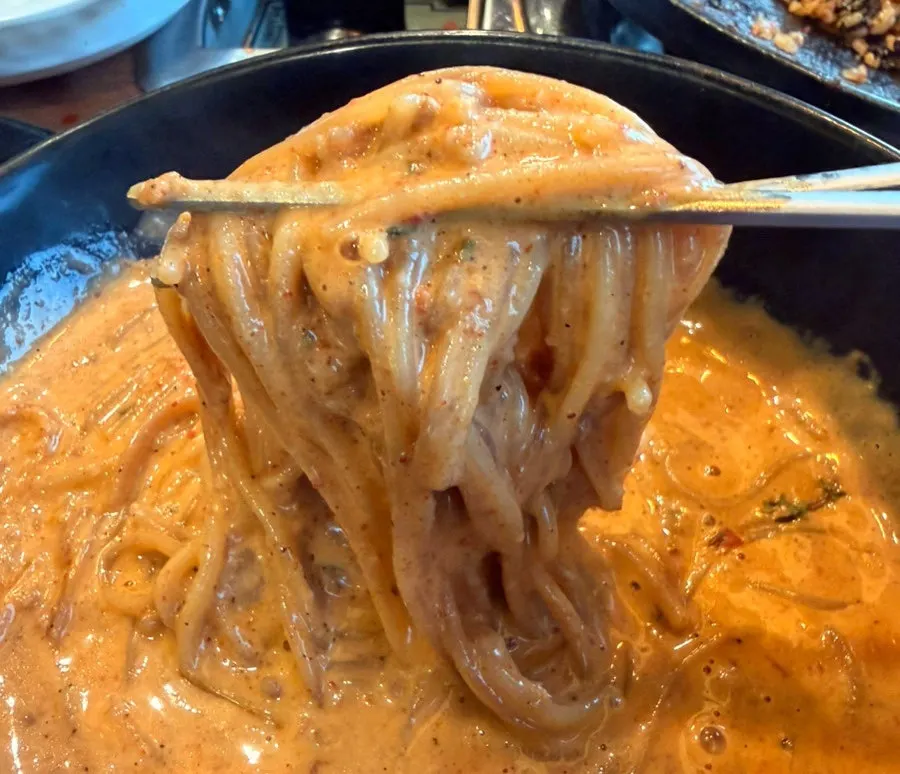 쭈꾸미 양념을 섞어 로제가 된 크림파스타