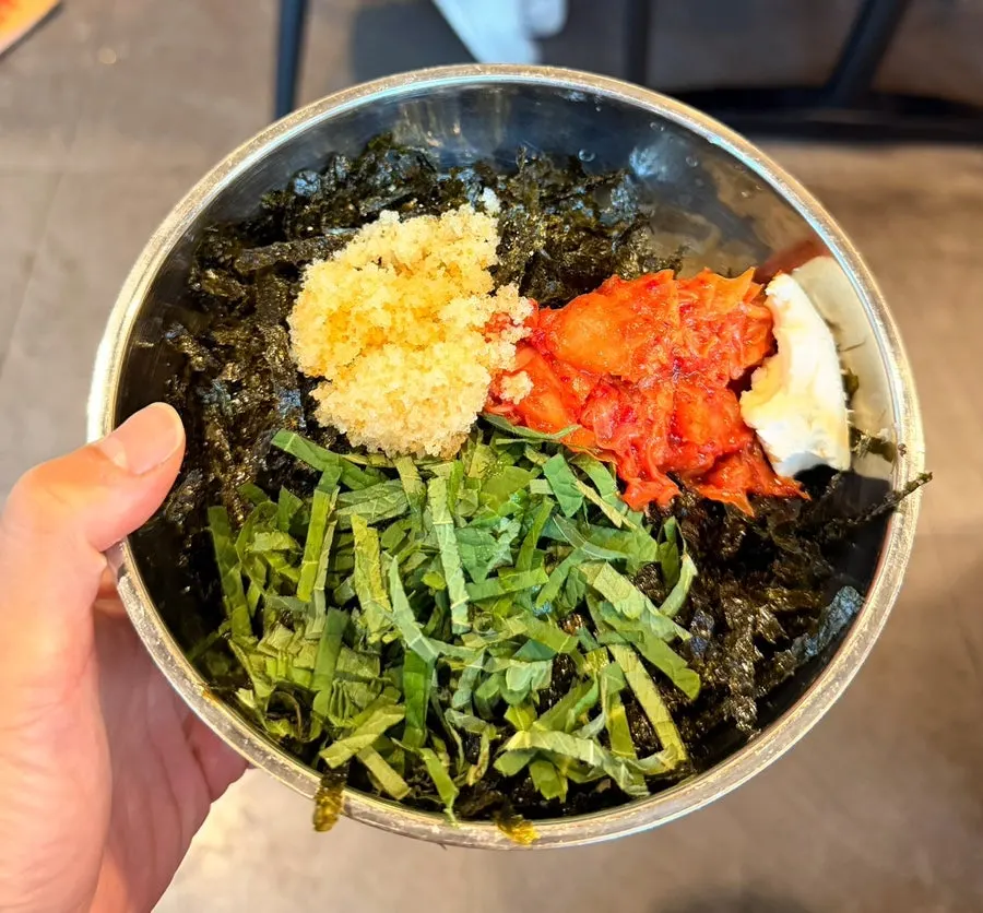 날치알이 듬뿍 얹힌 볶음밥 재료