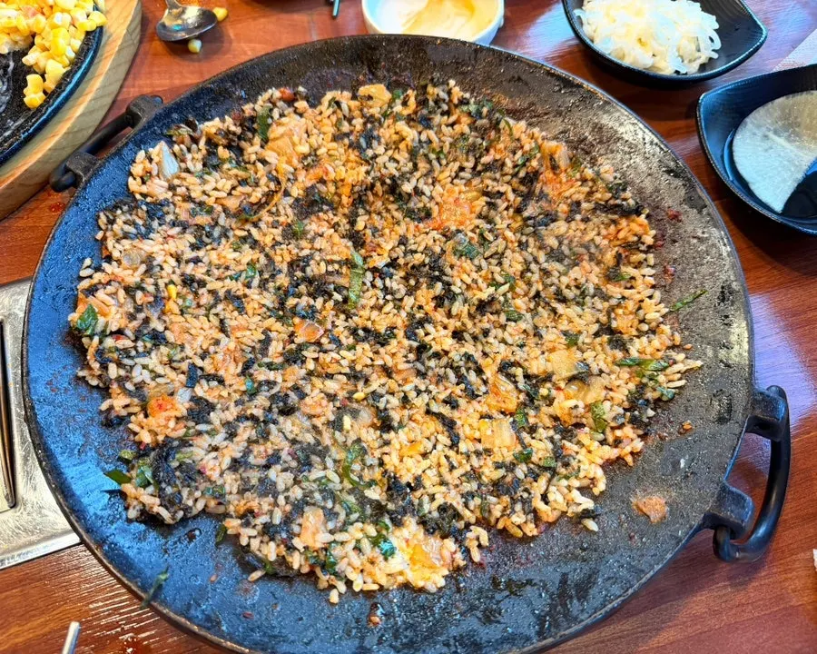 철판에 눌러 눌은밥으로 만든 날치알 볶음밥