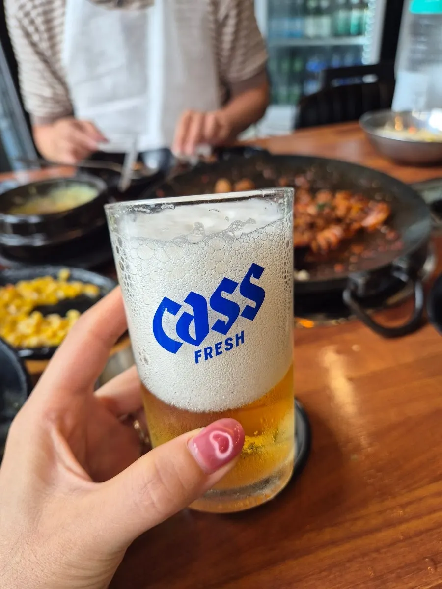 주말 낮술 맥주와 테이블