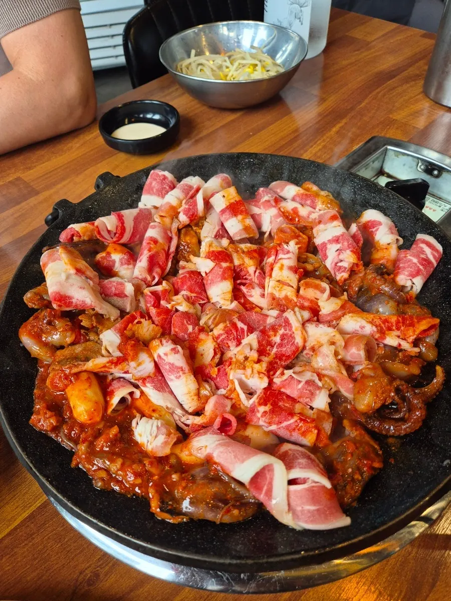 쭈꾸미와 우삼겹이 올라간 불판