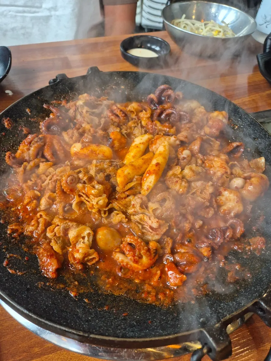 불판 위에 올린 주먹밥