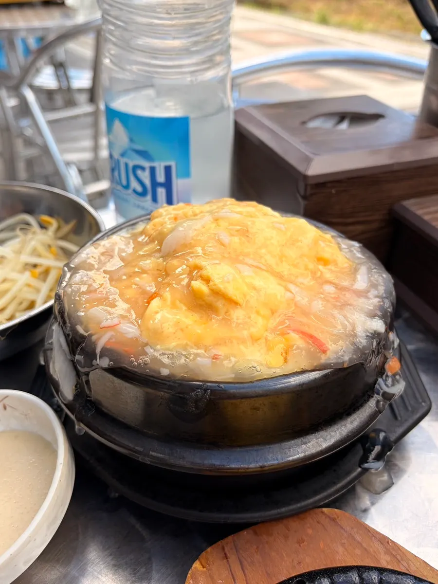 세트에 포함된 서비스메뉴 게살 계란찜과 기본찬
