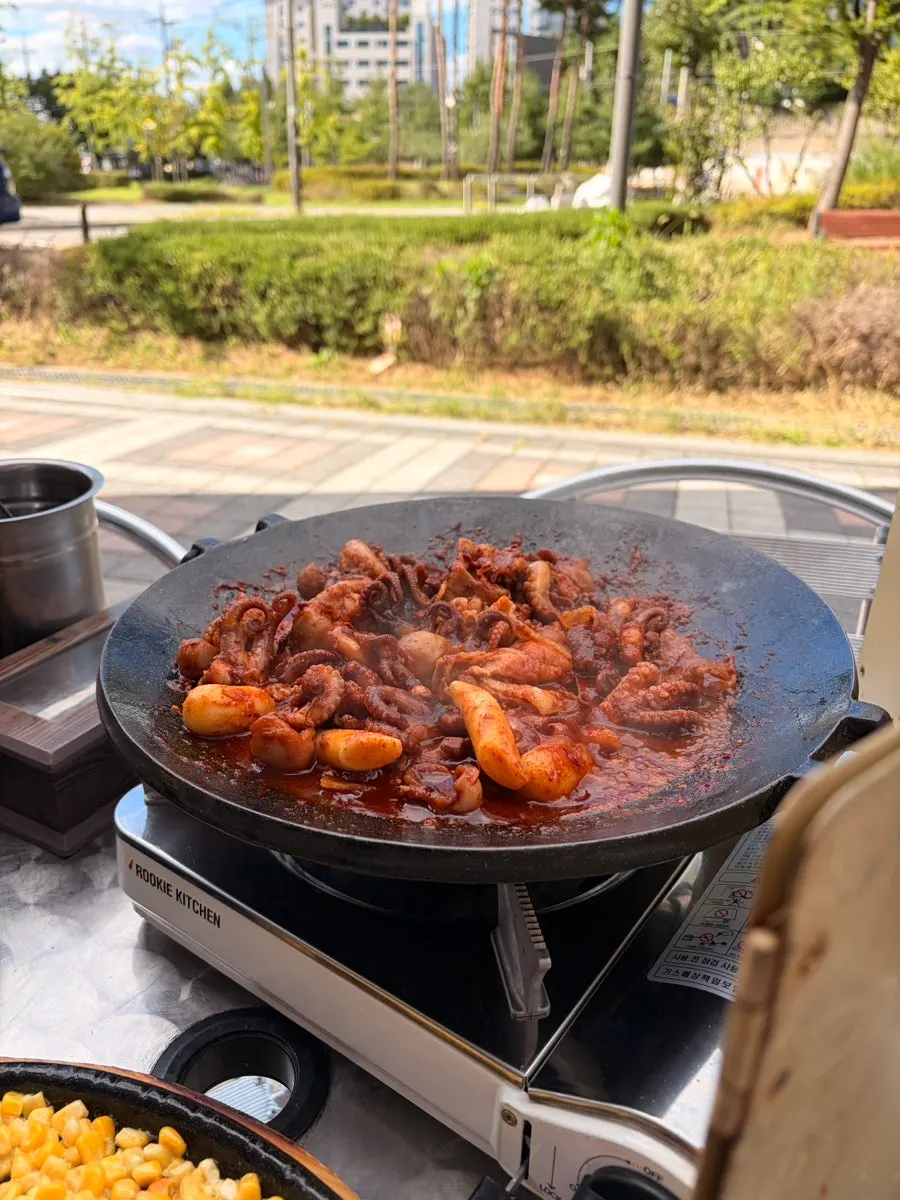삼겹살과 함께 볶아진 철판 쭈꾸미