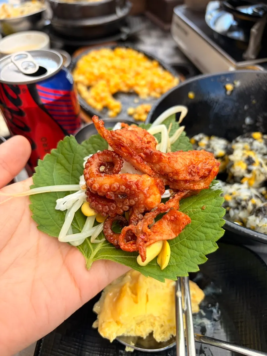 쭈꾸미 쌈 한 입과 야장 테이블 상차림