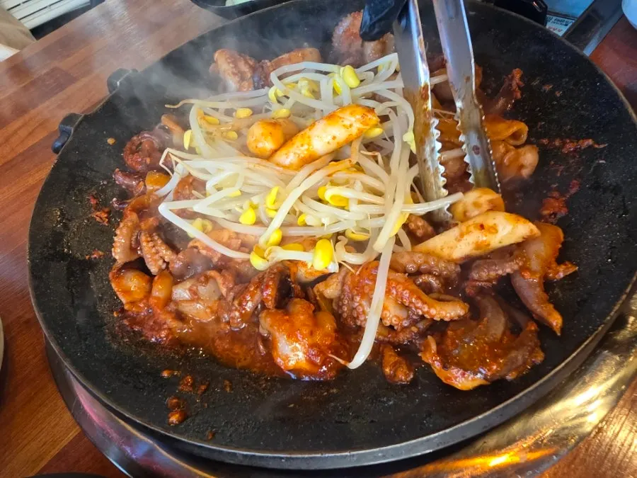 빨간 양념을 머금은 철판 쭈삼겹