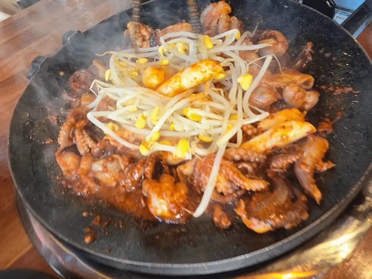 탱글한 쭈꾸미와 삼겹살 한 점