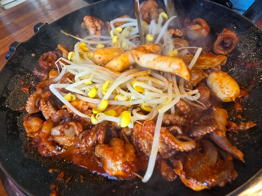 매콤한 양념의 쭈삼겹 클로즈업