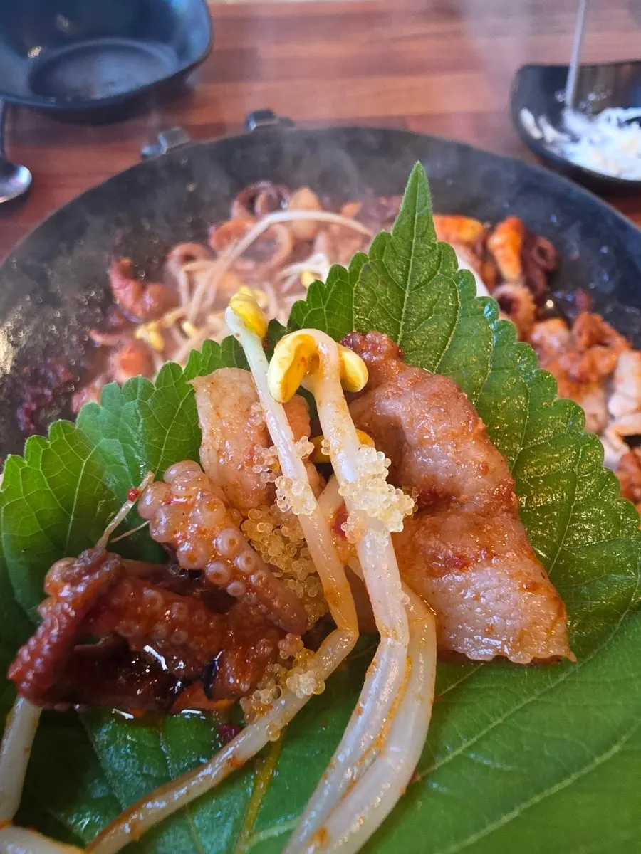 쌈무에 올린 쭈삼겹과 천사채 조합