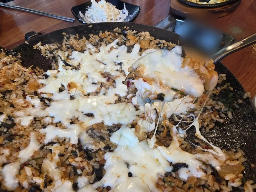 철판 양념으로 볶은 치즈 볶음밥