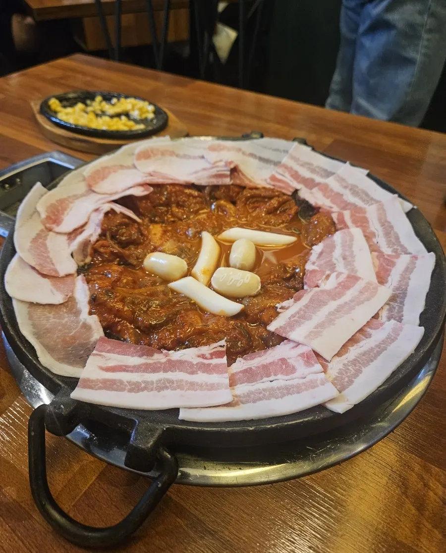 Griddle and utensils set after ordering