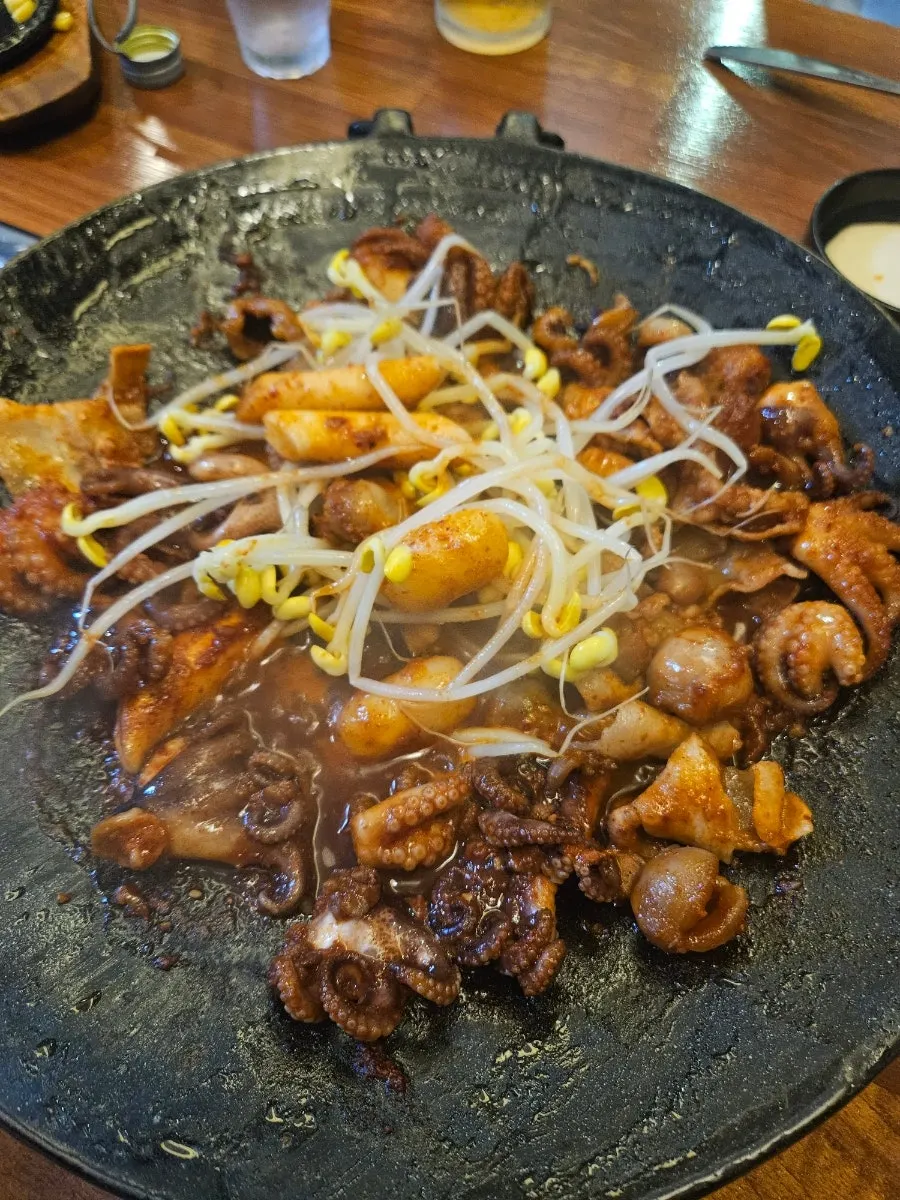 Bean sprouts added to the jjusamgyeop griddle