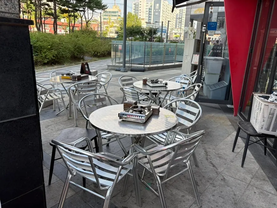 Interior of Jju Baksa Magok Branch with plenty of seating