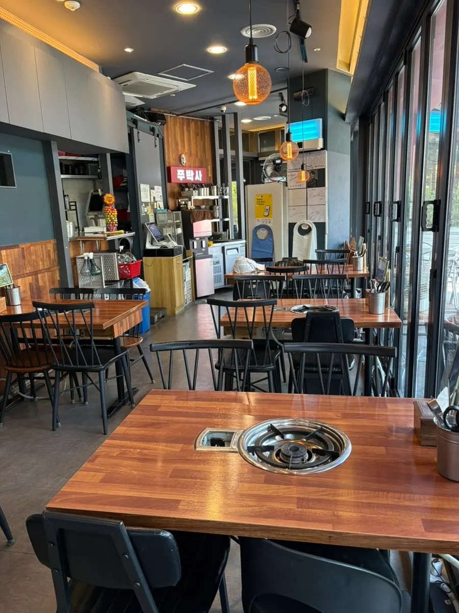 Outdoor patio seating at Jju Baksa Magok Branch with large tables