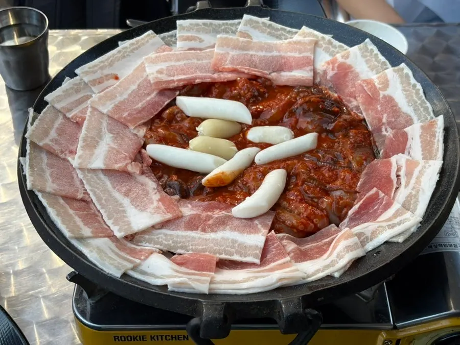 Jjusam for three served on a hot plate at Jju Baksa Magok Branch