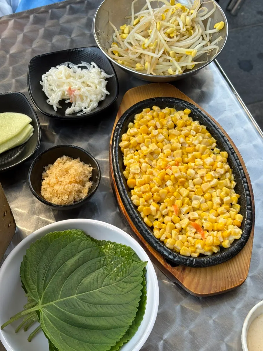 Side dishes served alongside the jjusam