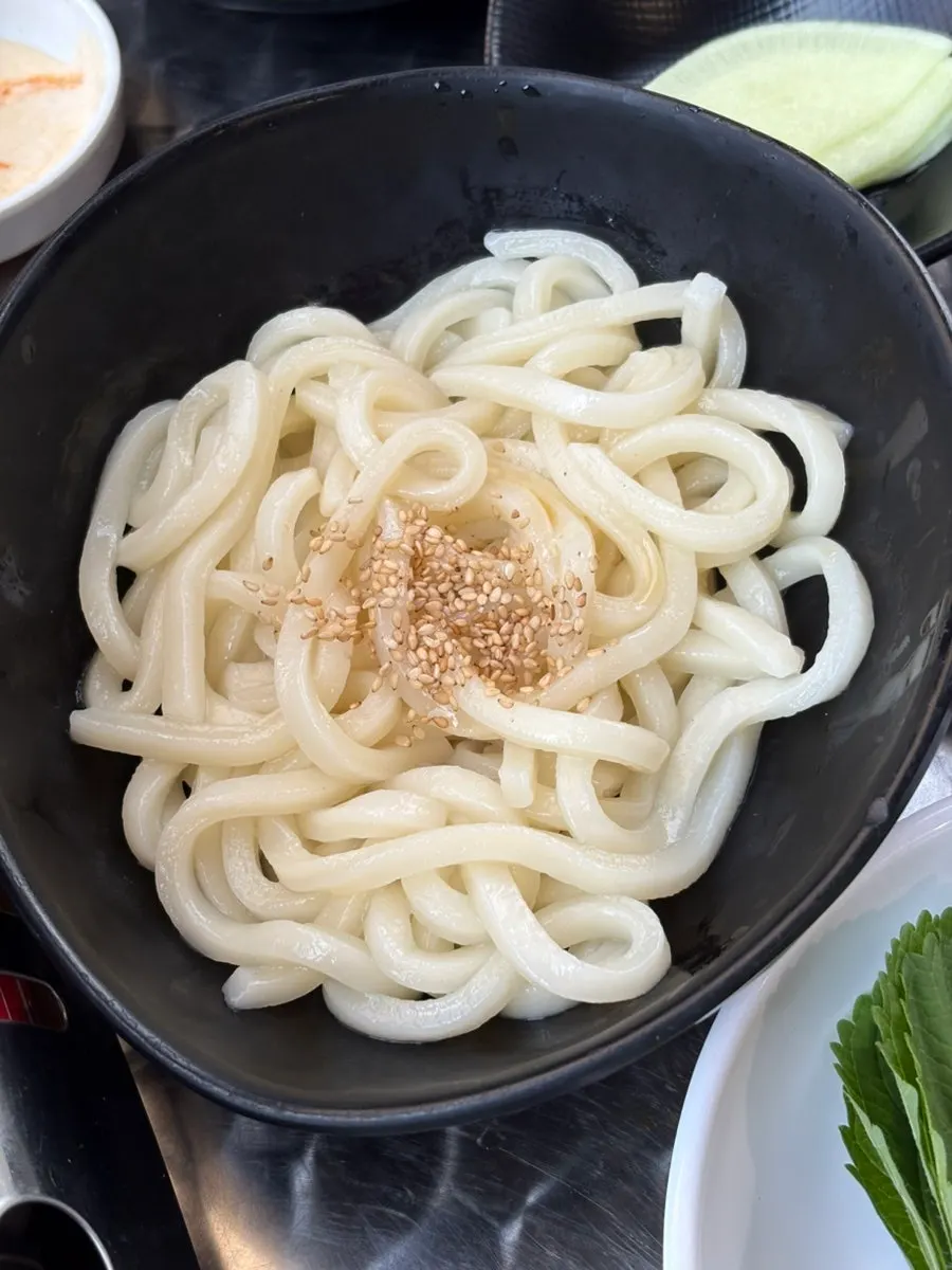 Udon noodles added to the hot plate
